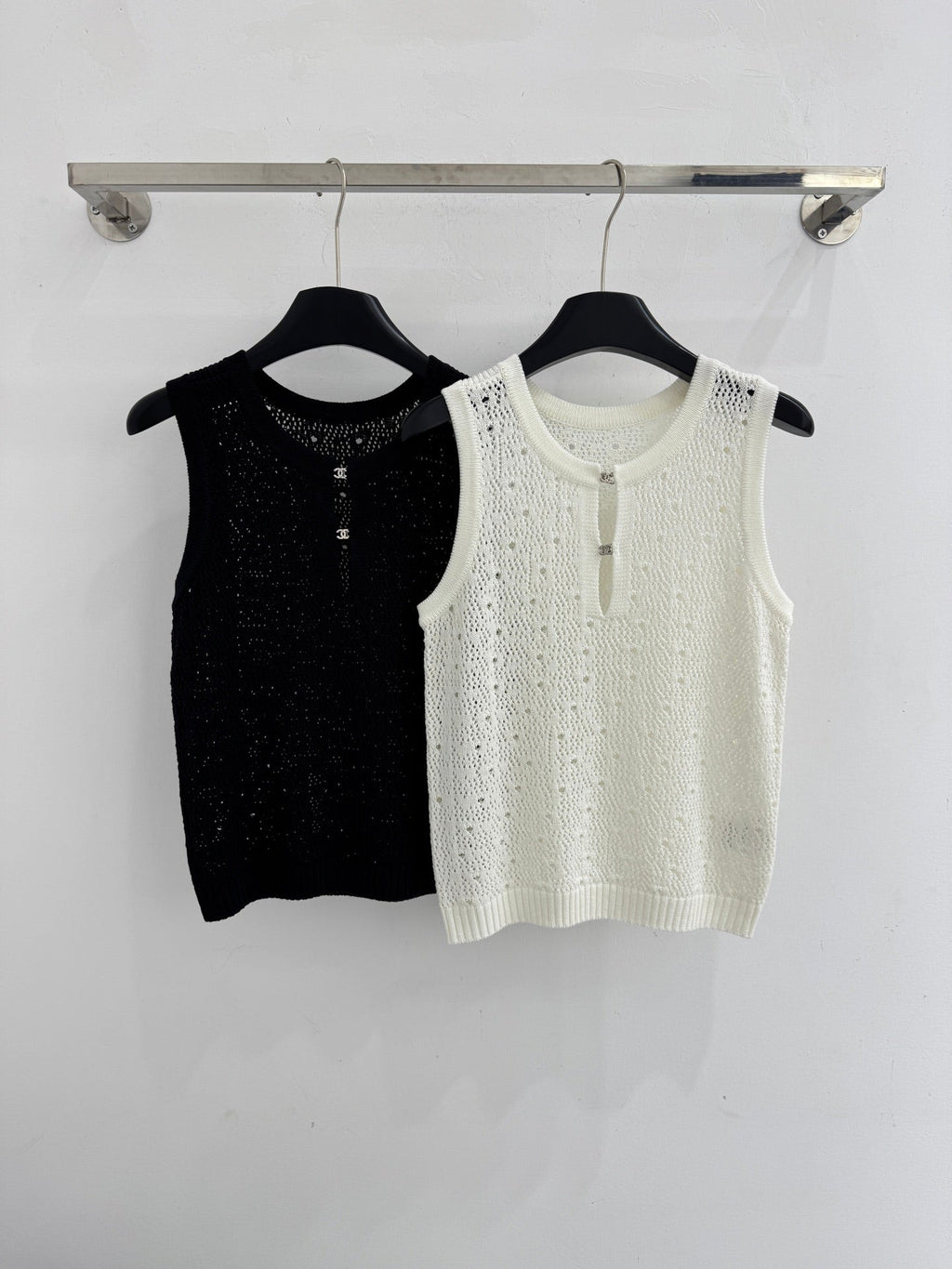 Hollow-out vest