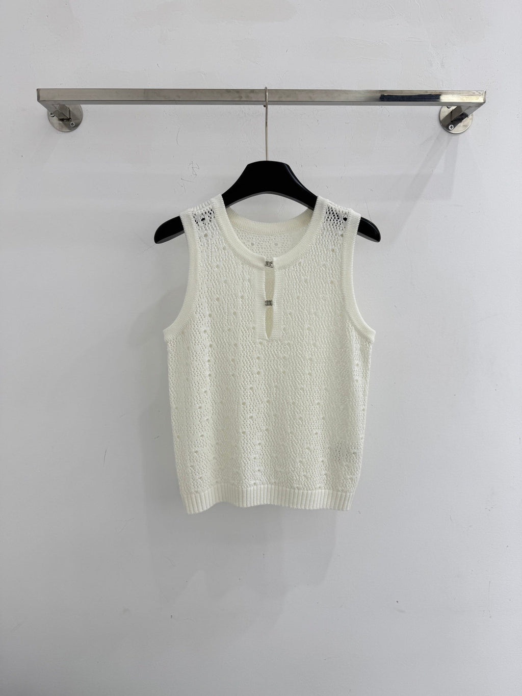 Hollow-out vest