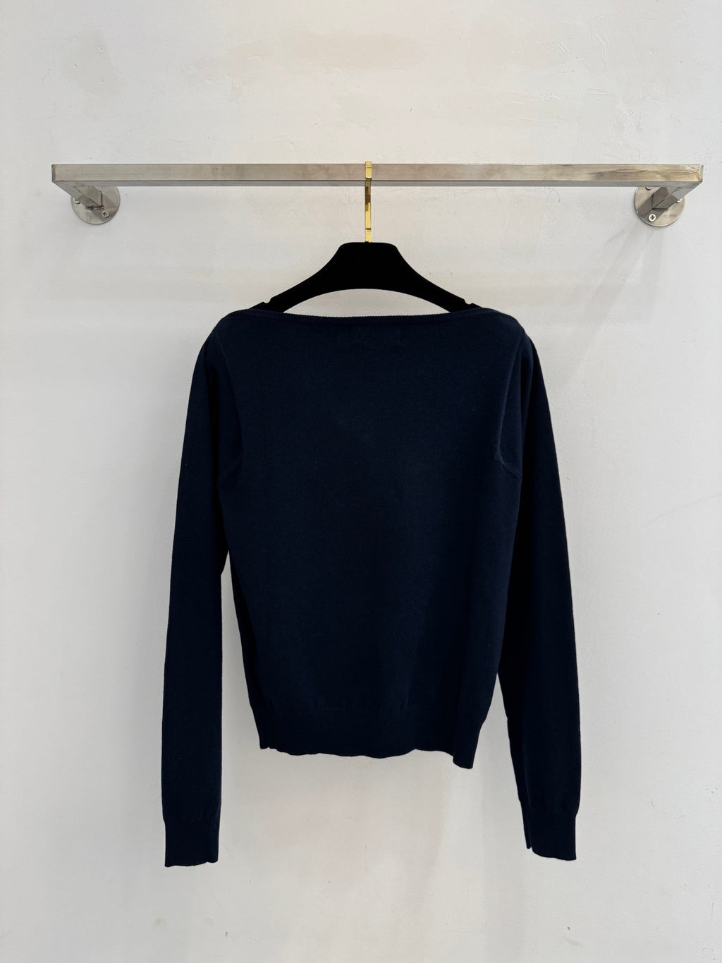 Off-the-shoulder long-sleeved knitwear