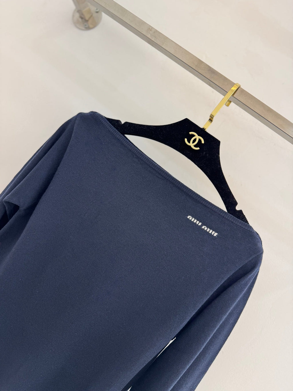Off-the-shoulder long-sleeved knitwear