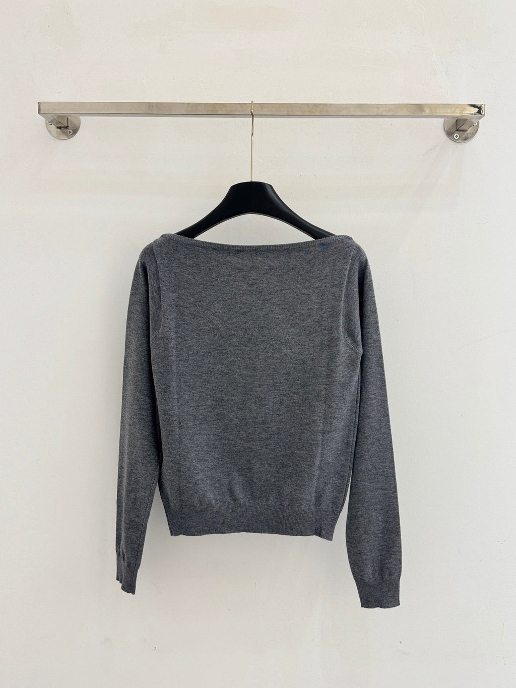 Off-the-shoulder long-sleeved knitwear