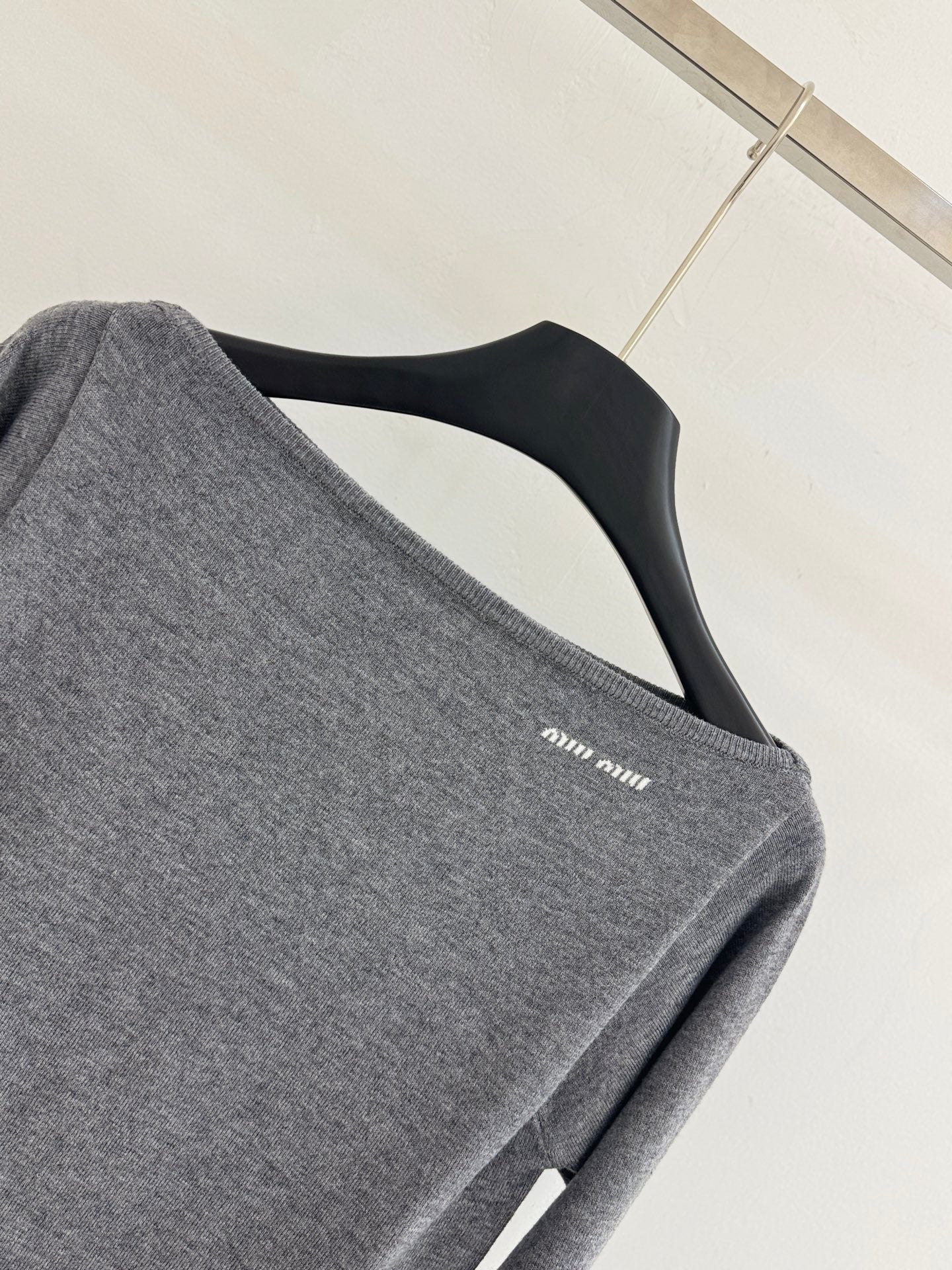 Off-the-shoulder long-sleeved knitwear