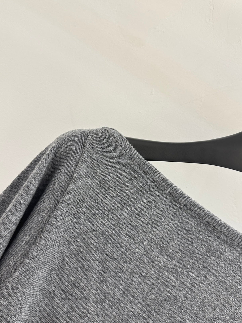 Off-the-shoulder long-sleeved knitwear