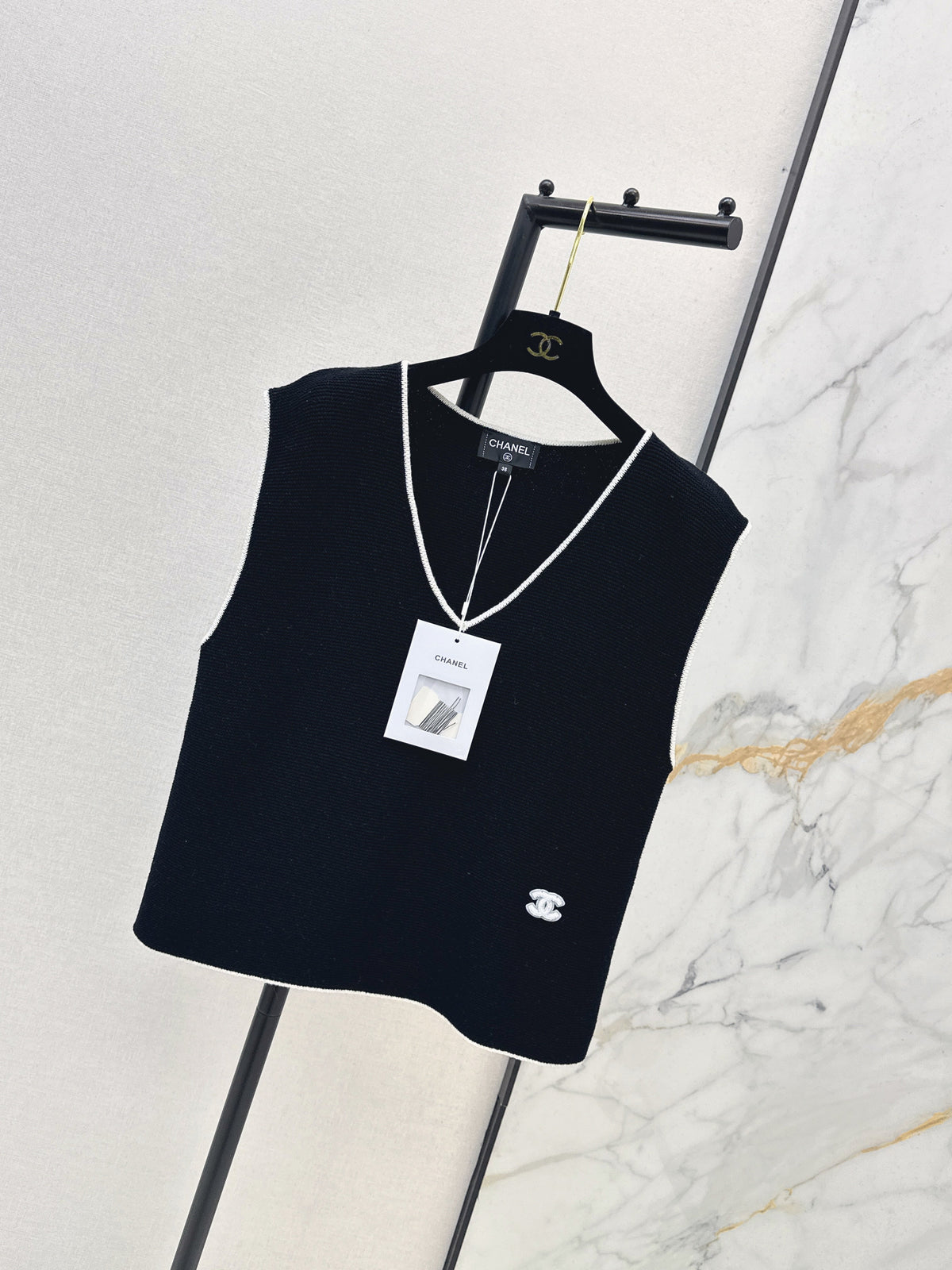 Color-blocked V-neck knit vest