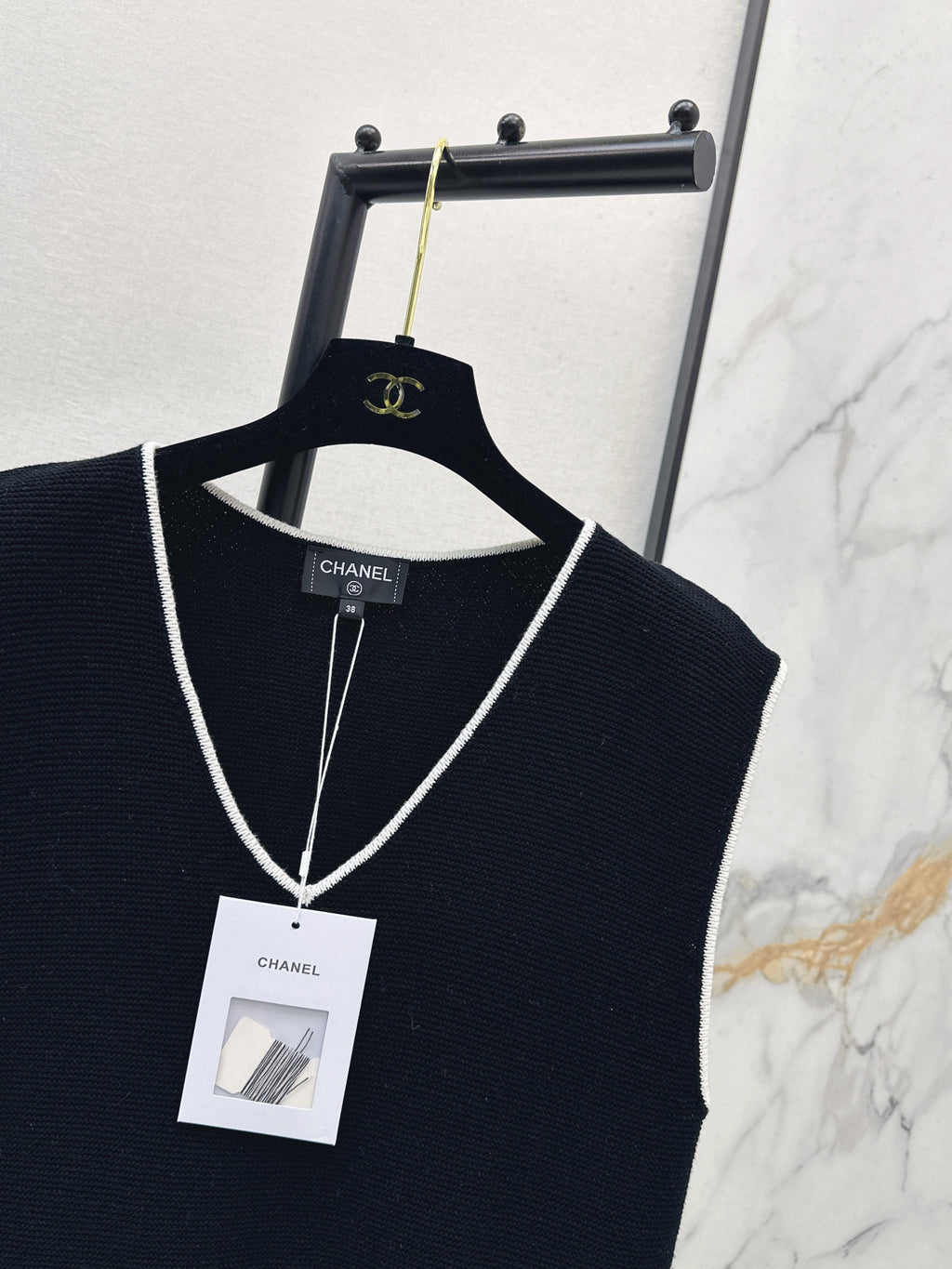 Color-blocked V-neck knit vest