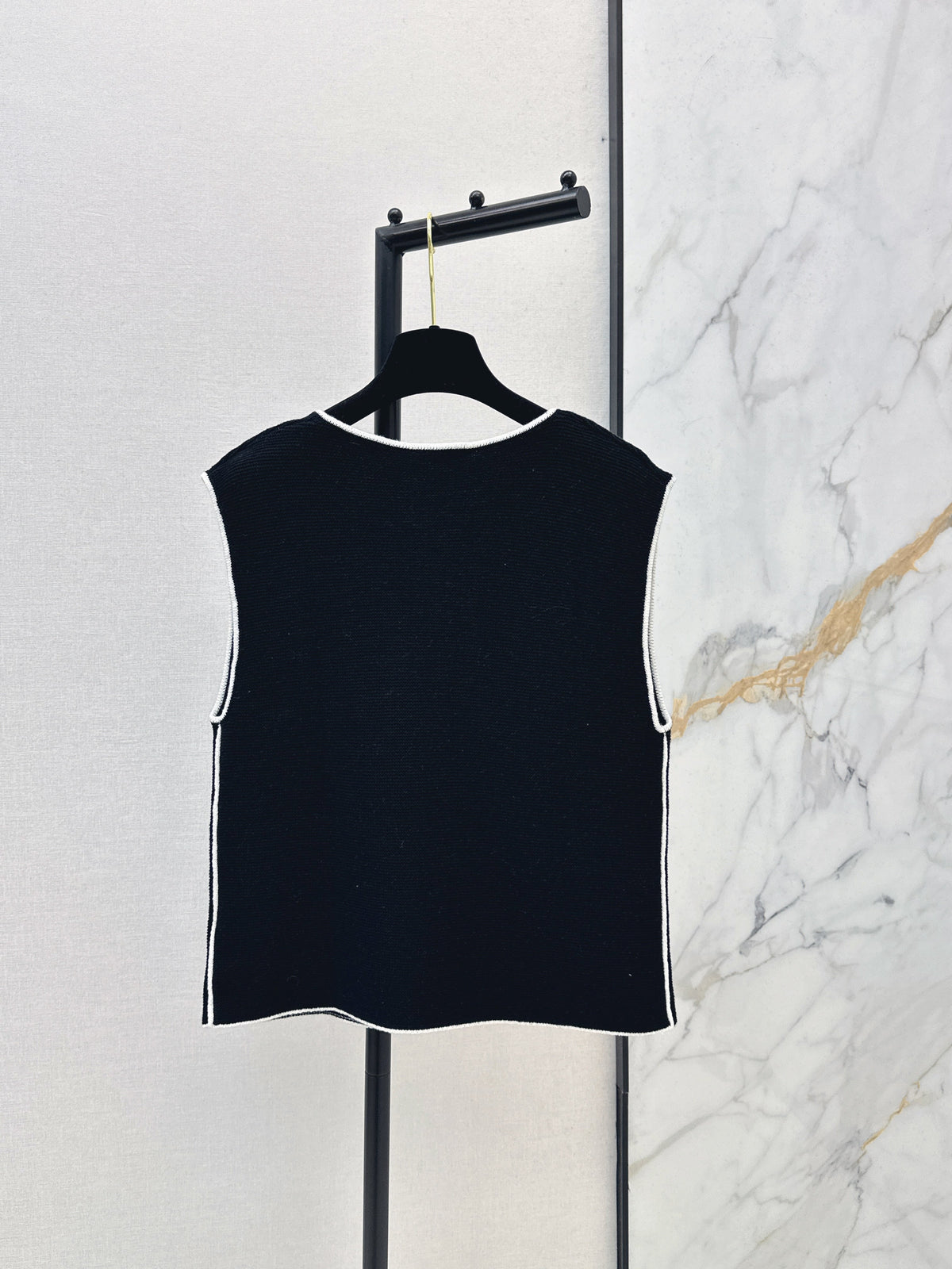 Color-blocked V-neck knit vest