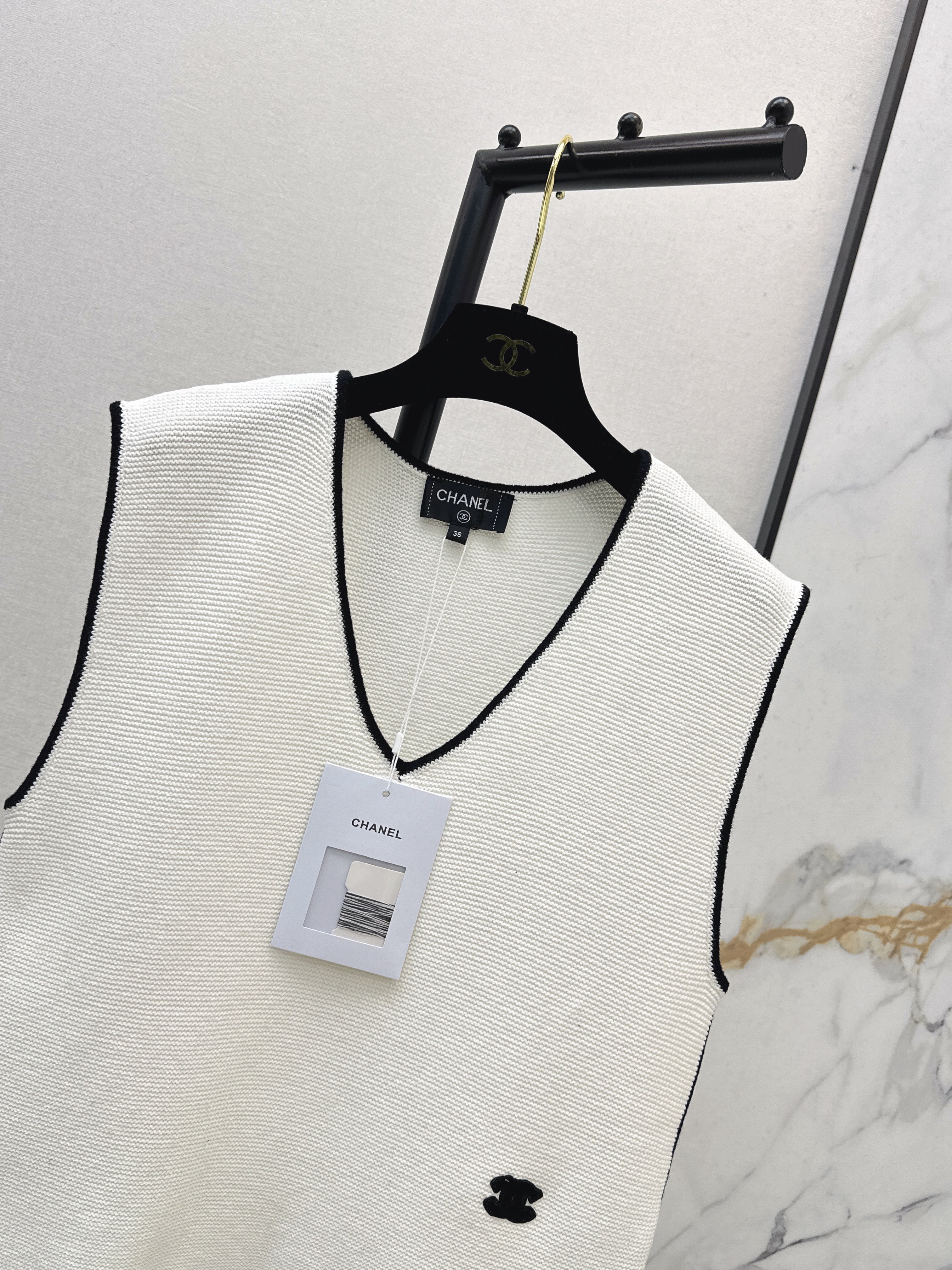Color-blocked V-neck knit vest