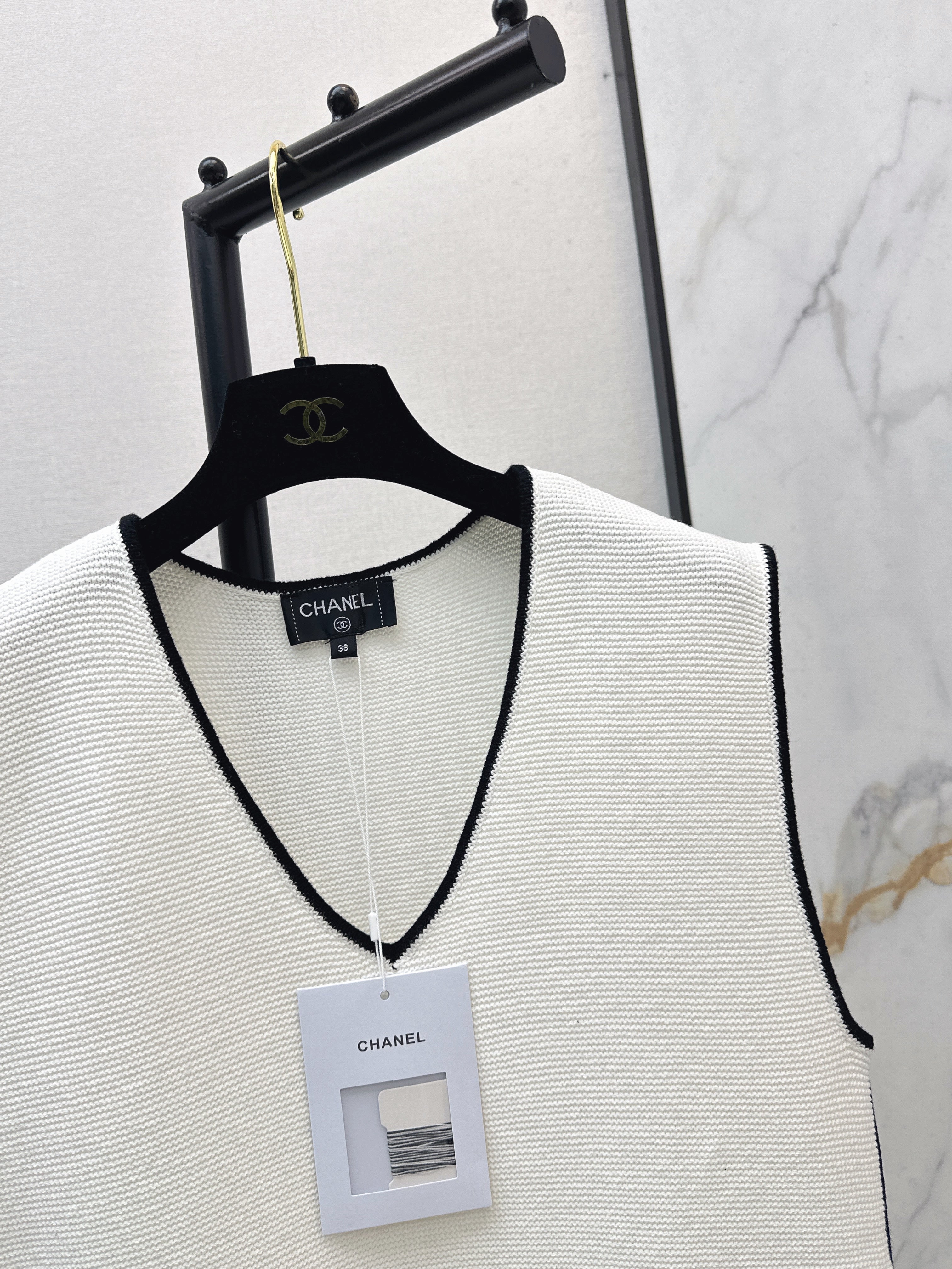 Color-blocked V-neck knit vest