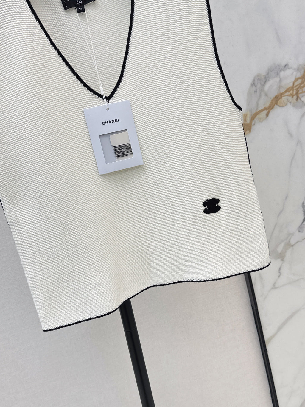 Color-blocked V-neck knit vest