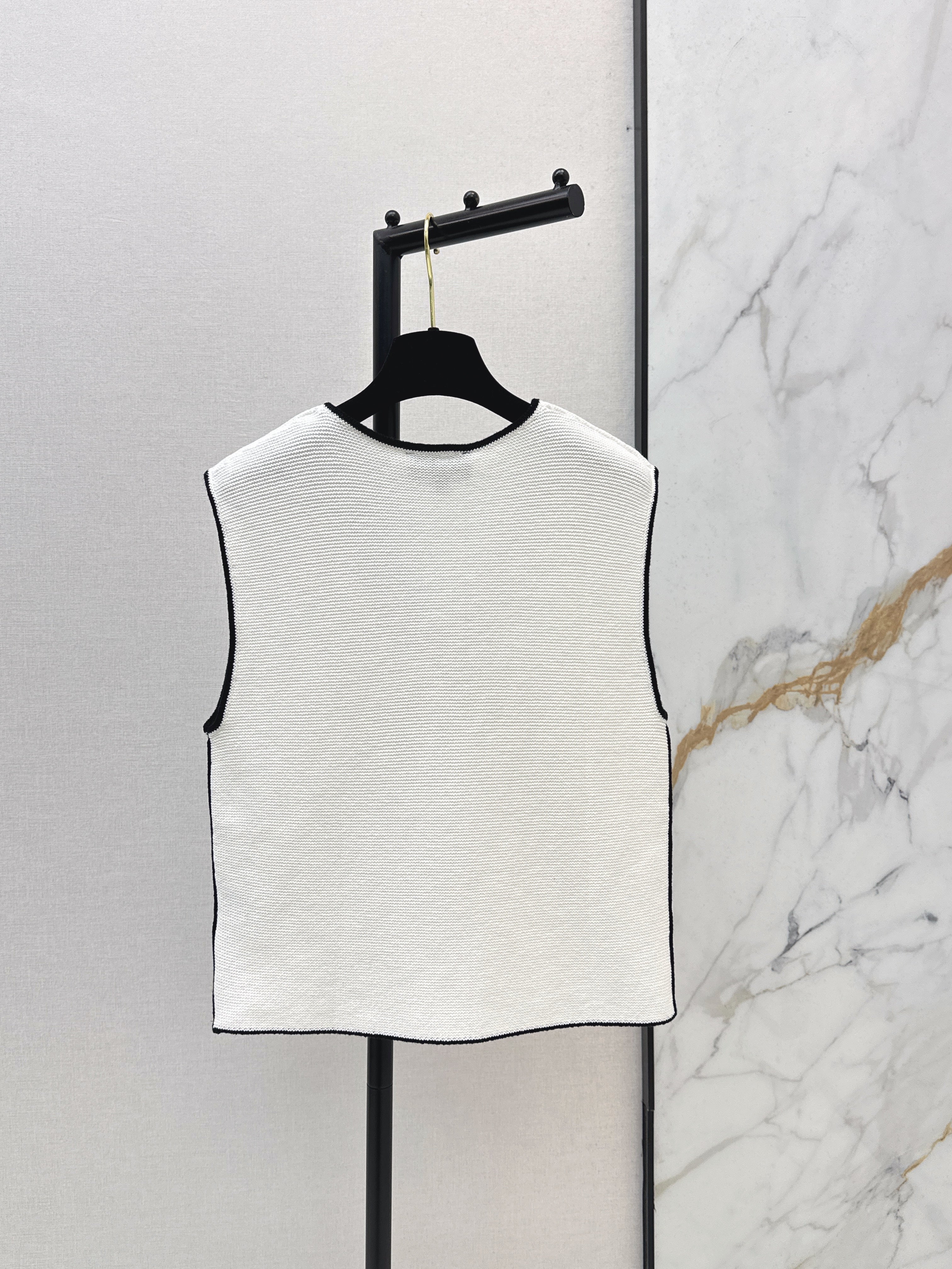 Color-blocked V-neck knit vest