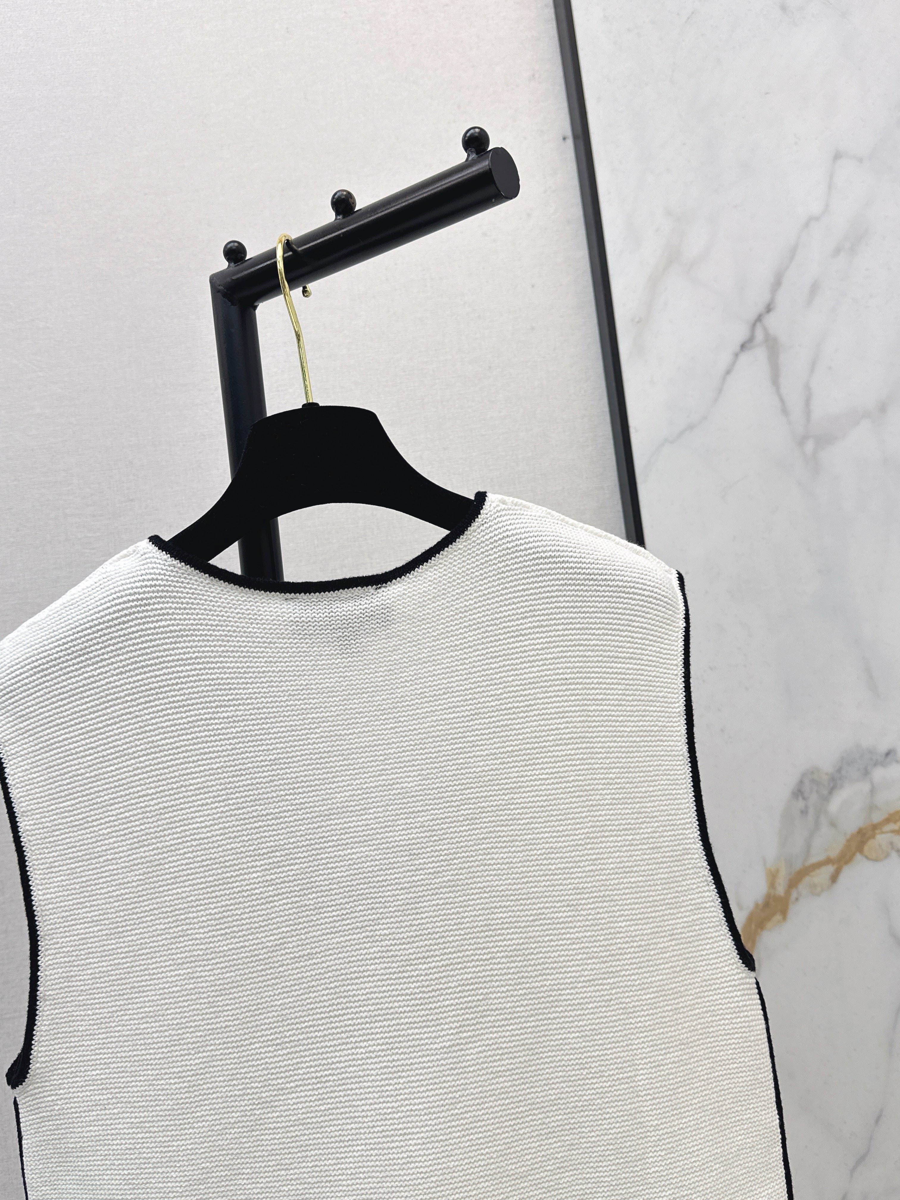 Color-blocked V-neck knit vest