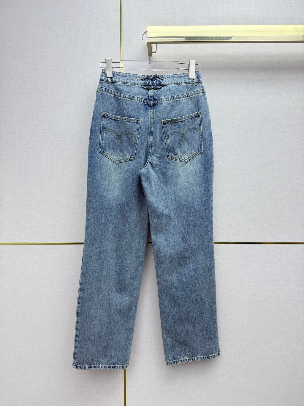 Straight-leg jeans with gold buttons
