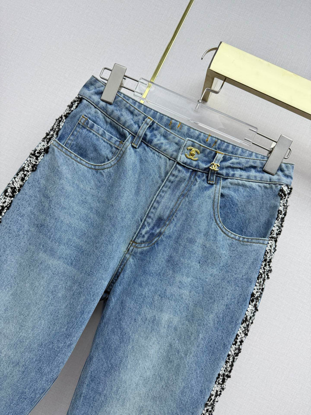 Straight-leg jeans with gold buttons
