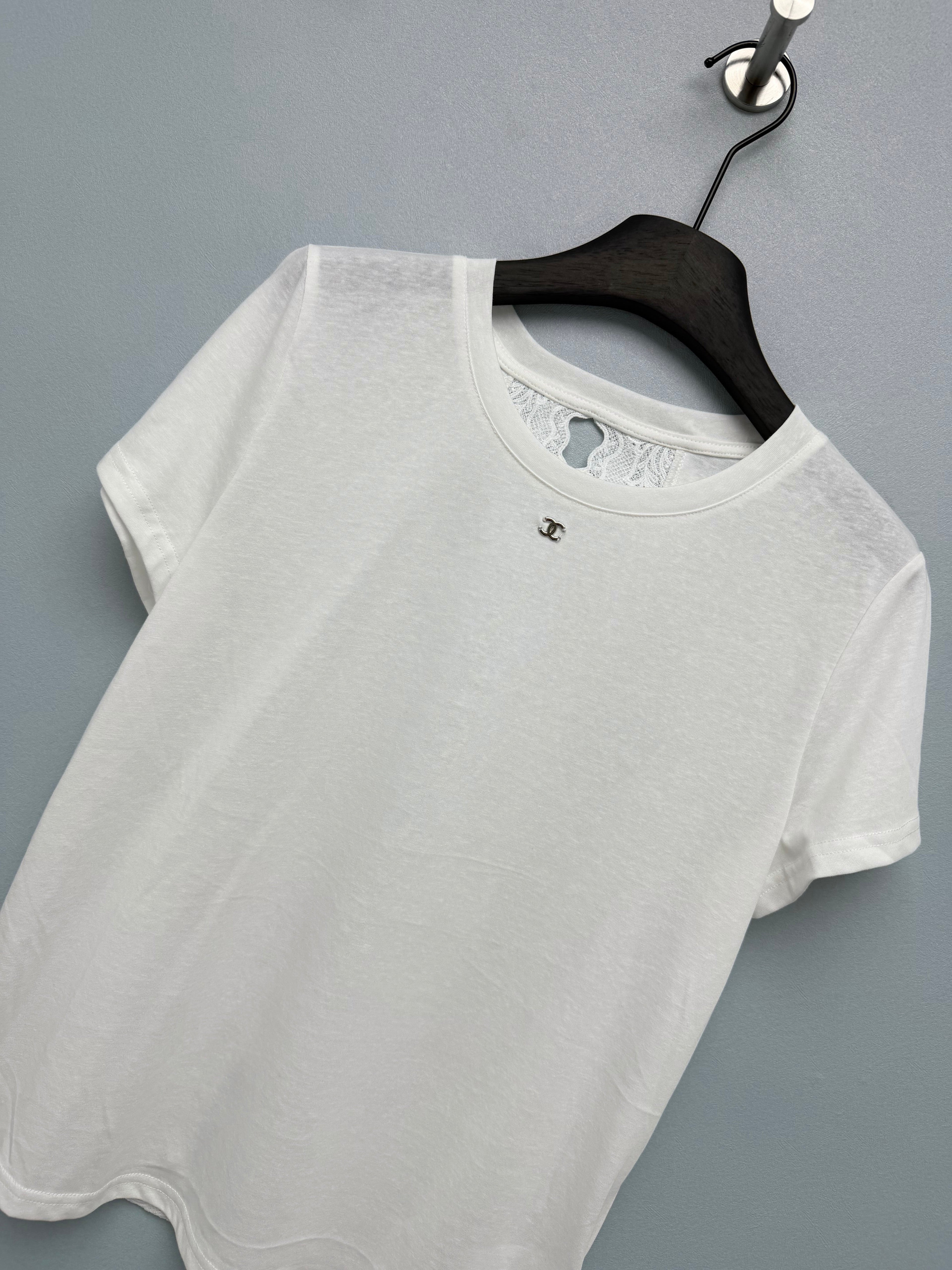 26 New Style: Short-Sleeve T-Shirt with Lace Cutout Back