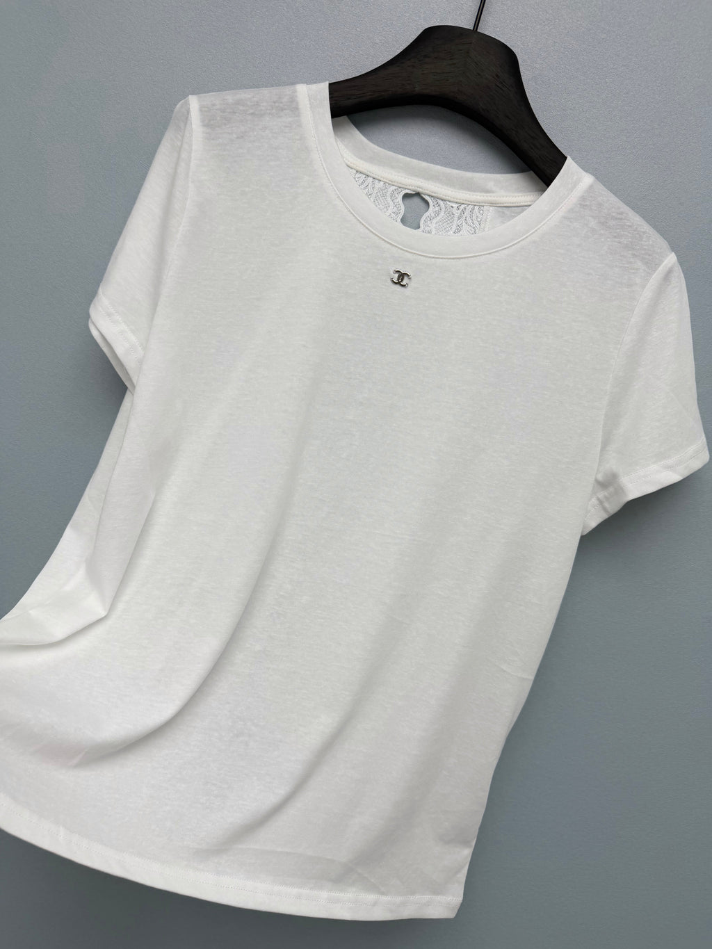 26 New Style: Short-Sleeve T-Shirt with Lace Cutout Back
