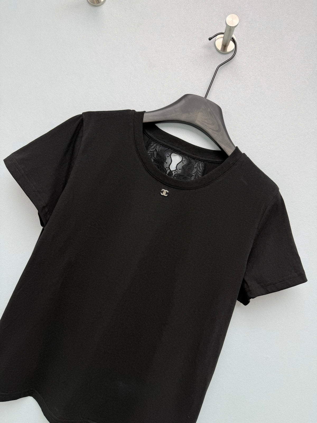 26 New Style: Short-Sleeve T-Shirt with Lace Cutout Back