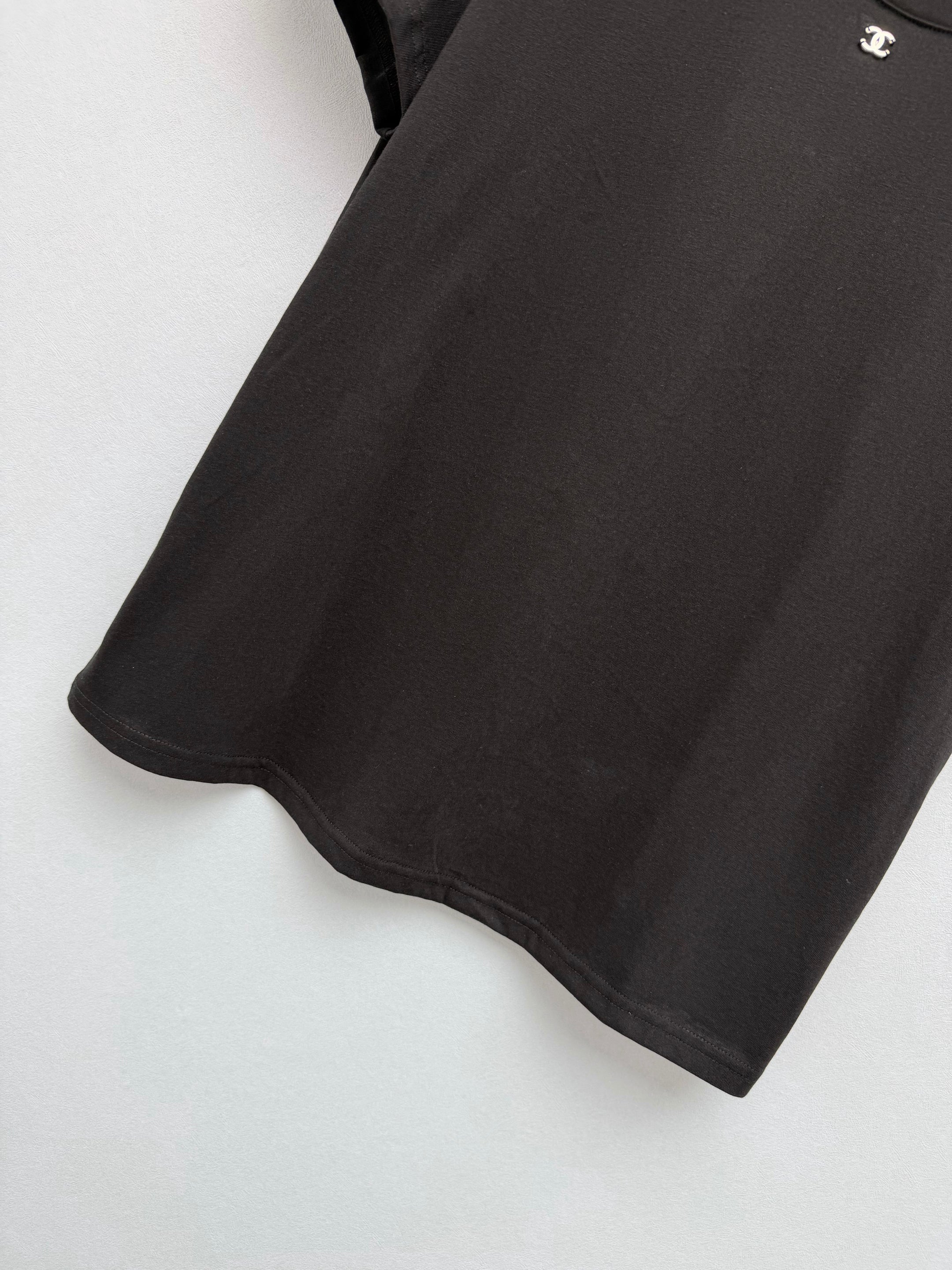 26 New Style: Short-Sleeve T-Shirt with Lace Cutout Back