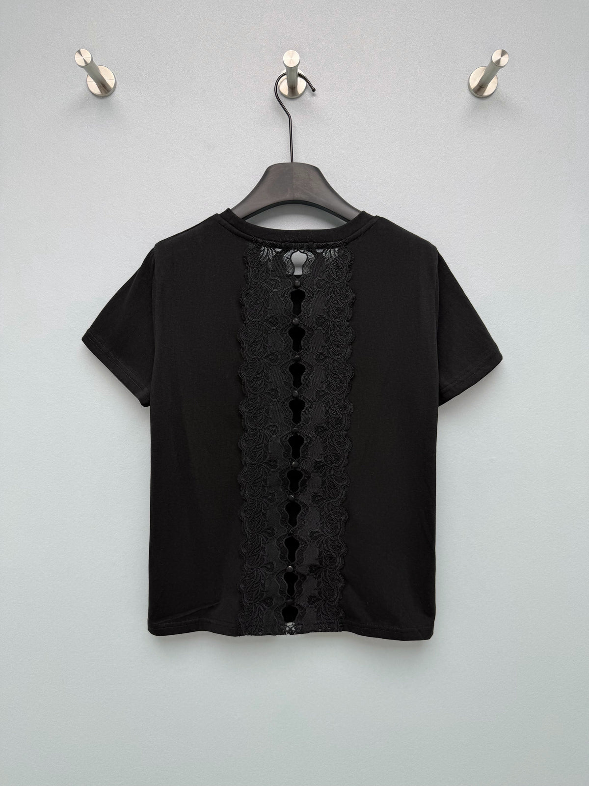 26 New Style: Short-Sleeve T-Shirt with Lace Cutout Back