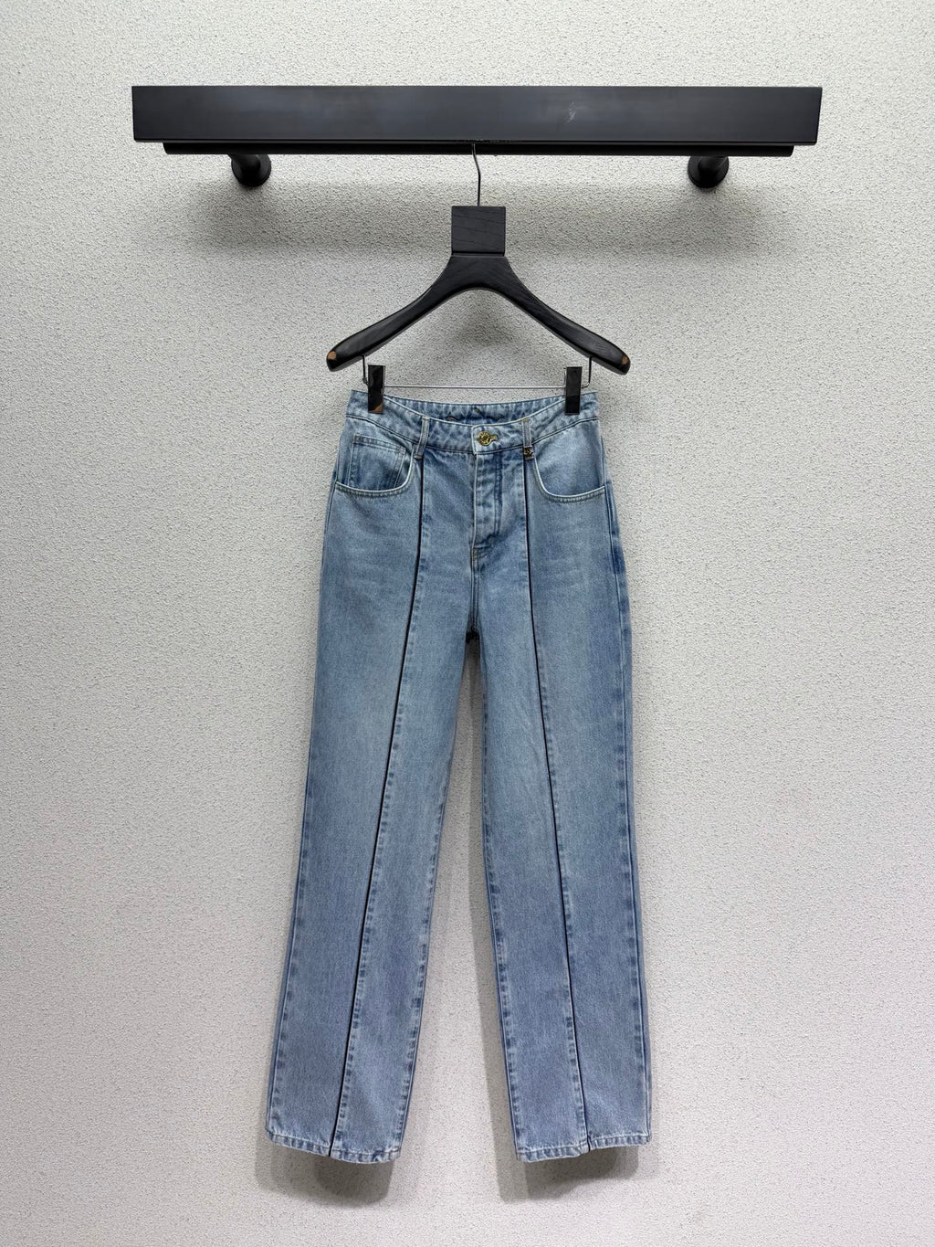 Straight-leg jeans