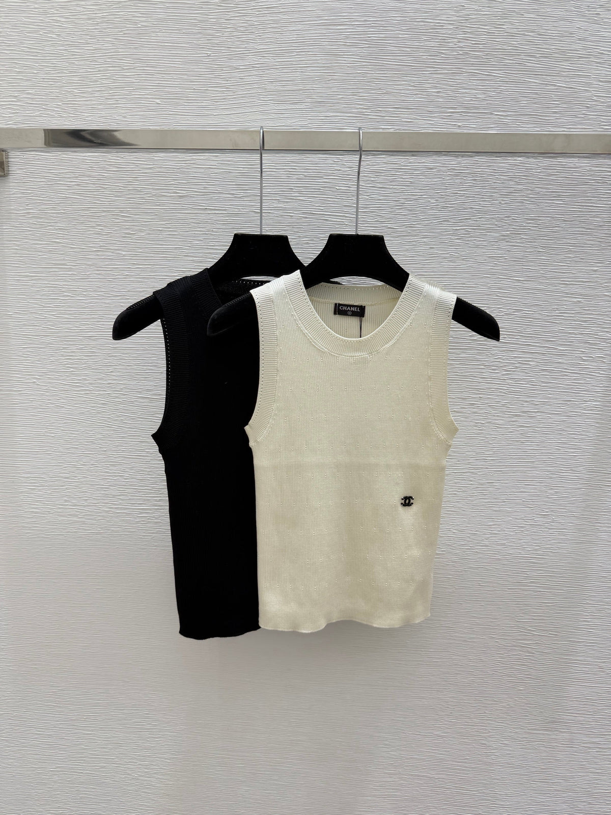 Solid color simple round neck knitted vest