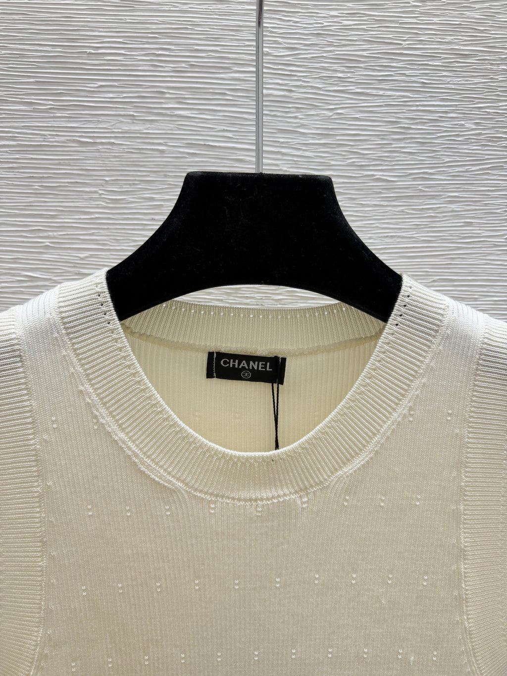Solid color simple round neck knitted vest