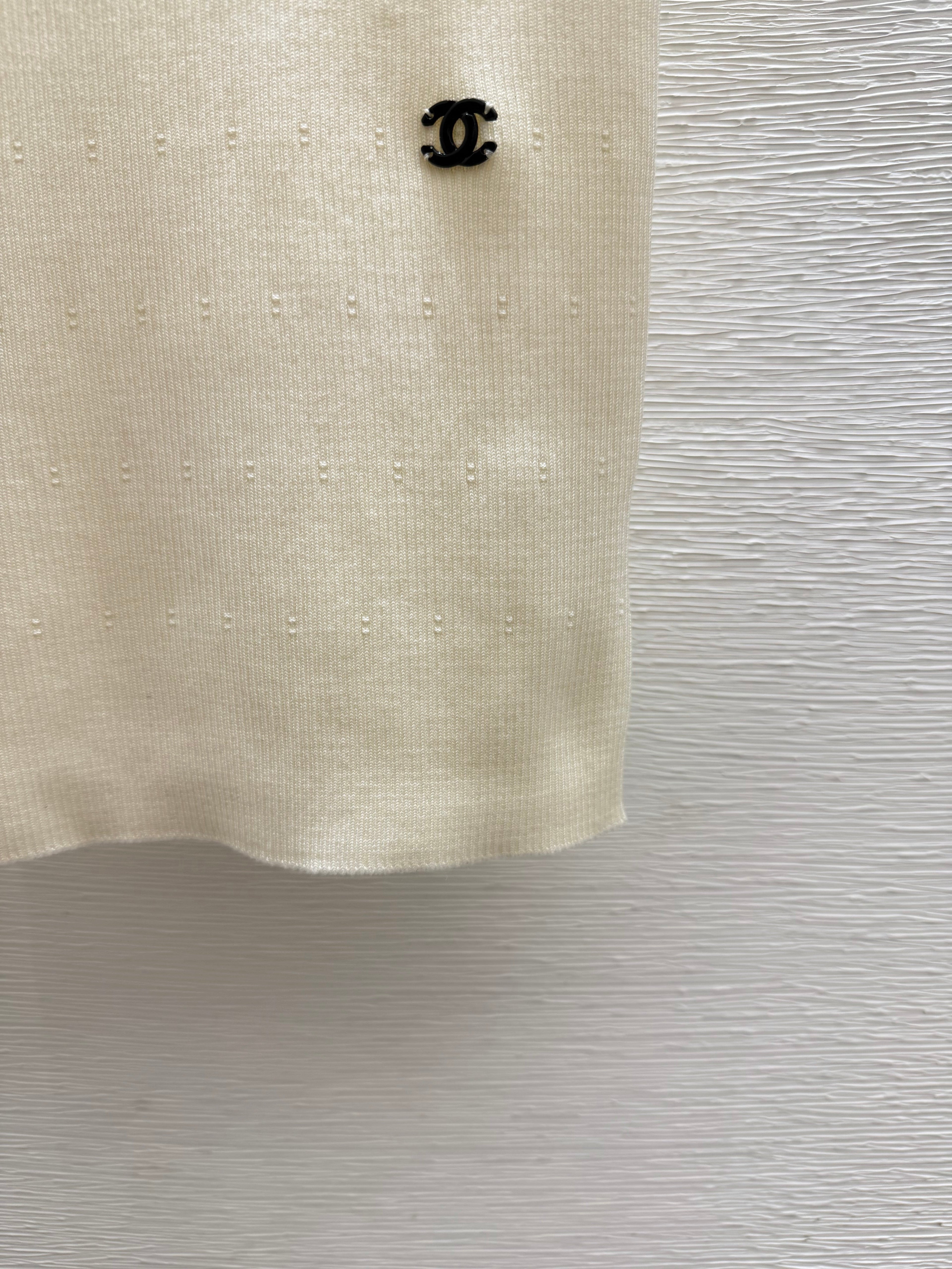 Solid color simple round neck knitted vest