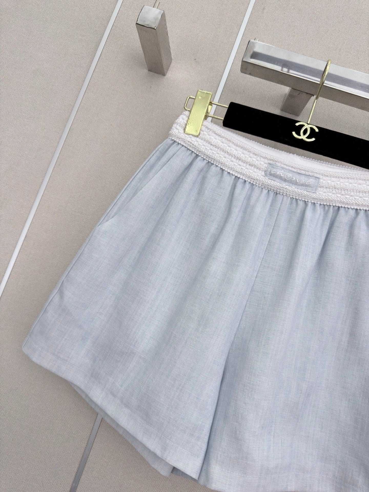 Chanel/Elastic-waist shorts