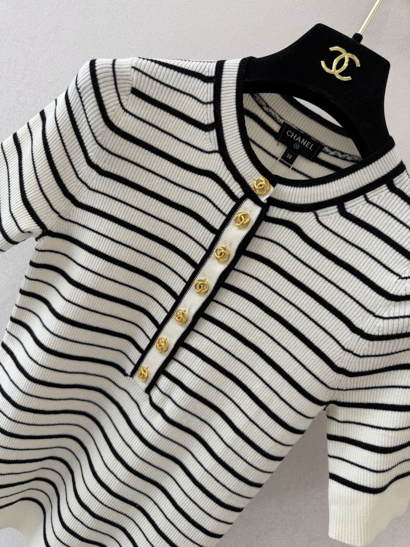 Chanel/partial-button-front top