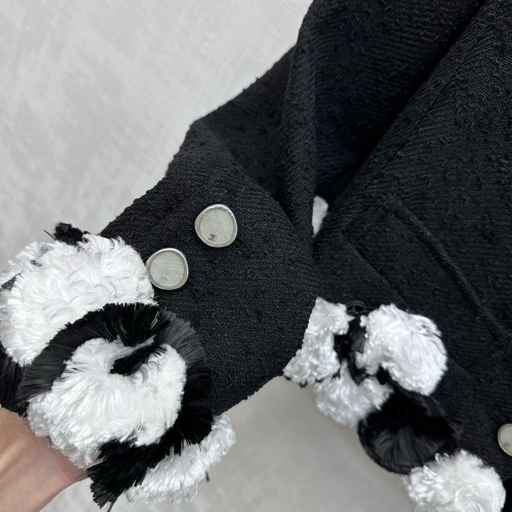 Chanel/Frayed-Edge Tweed Jacket