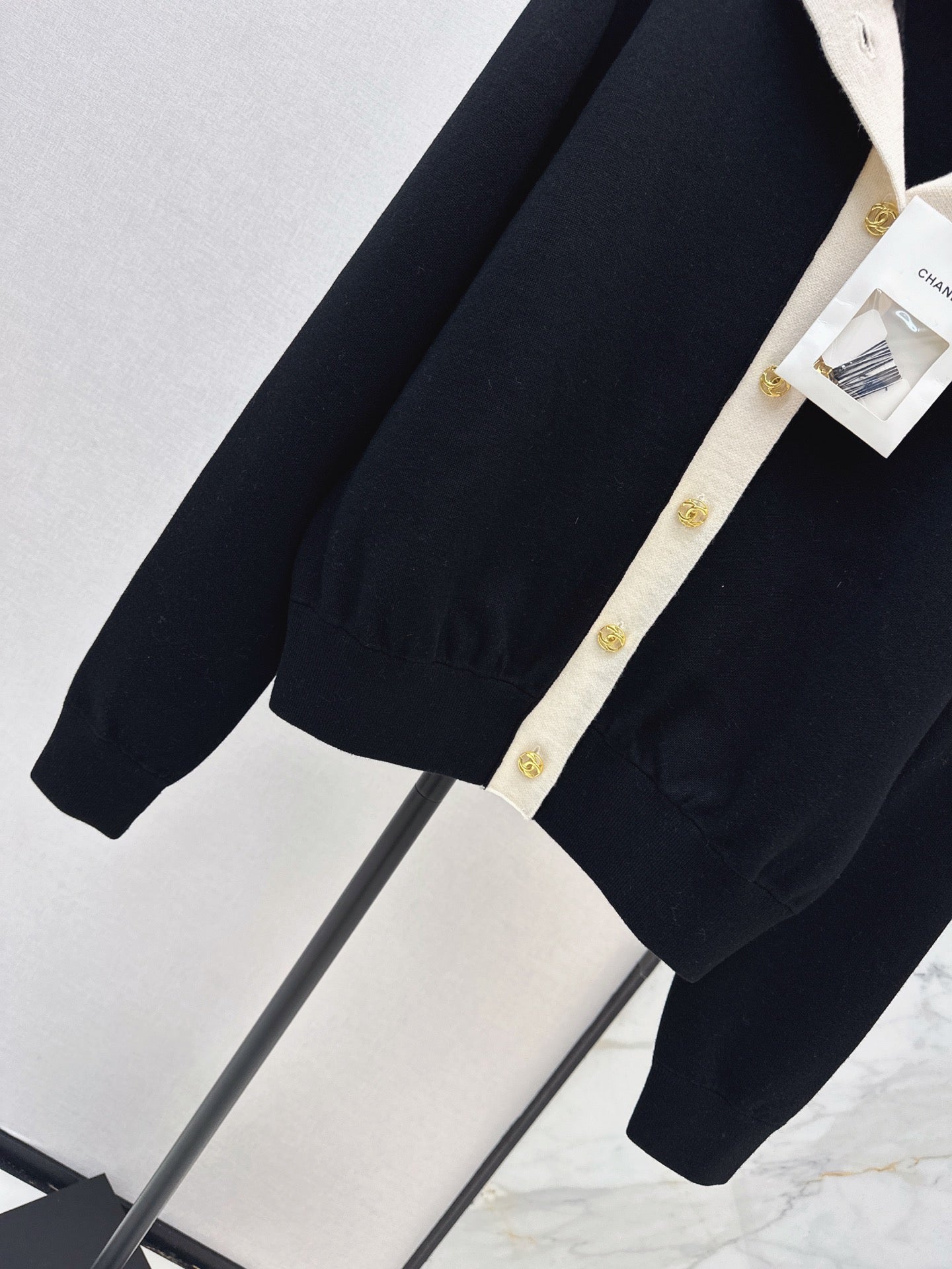 Chanel/Color-block knit cardigan featuring a nautical-style collar