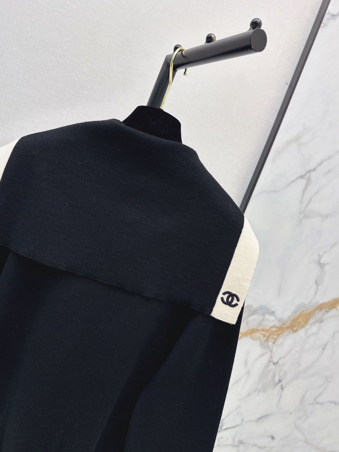 Chanel/Color-block knit cardigan featuring a nautical-style collar