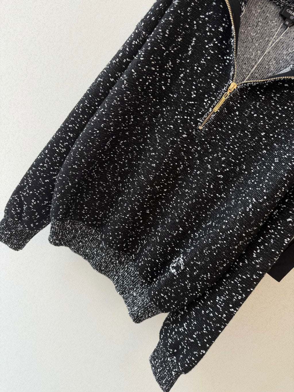 Chanel/Solid-color long-sleeve knit top with a collar