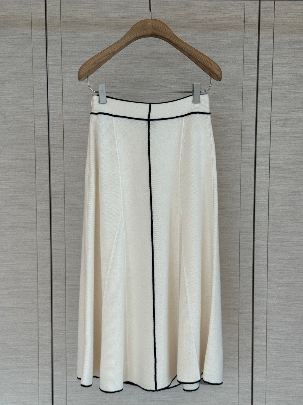 Short-sleeved knit top