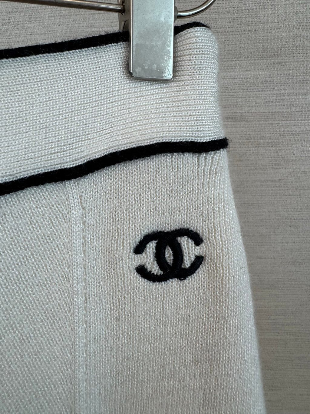 Short-sleeved knit top