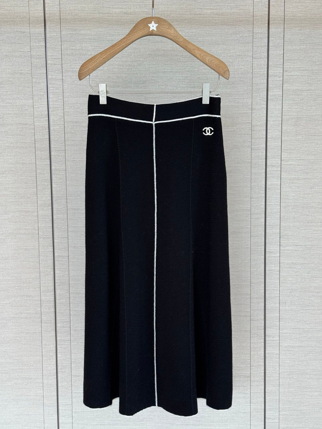 Short-sleeved knit top