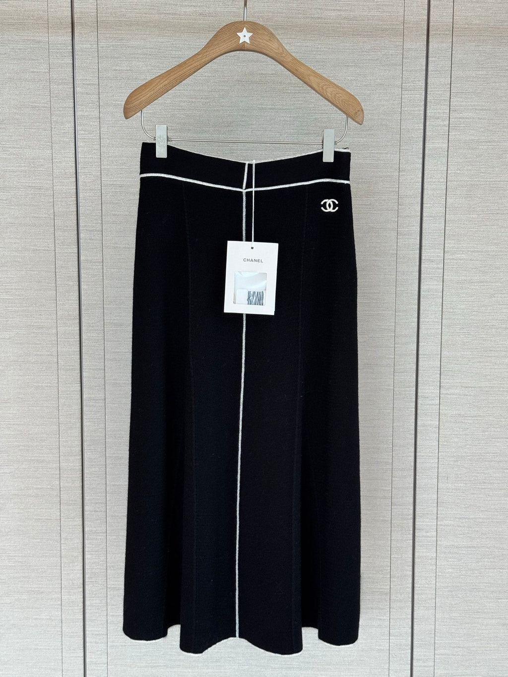 Short-sleeved knit top