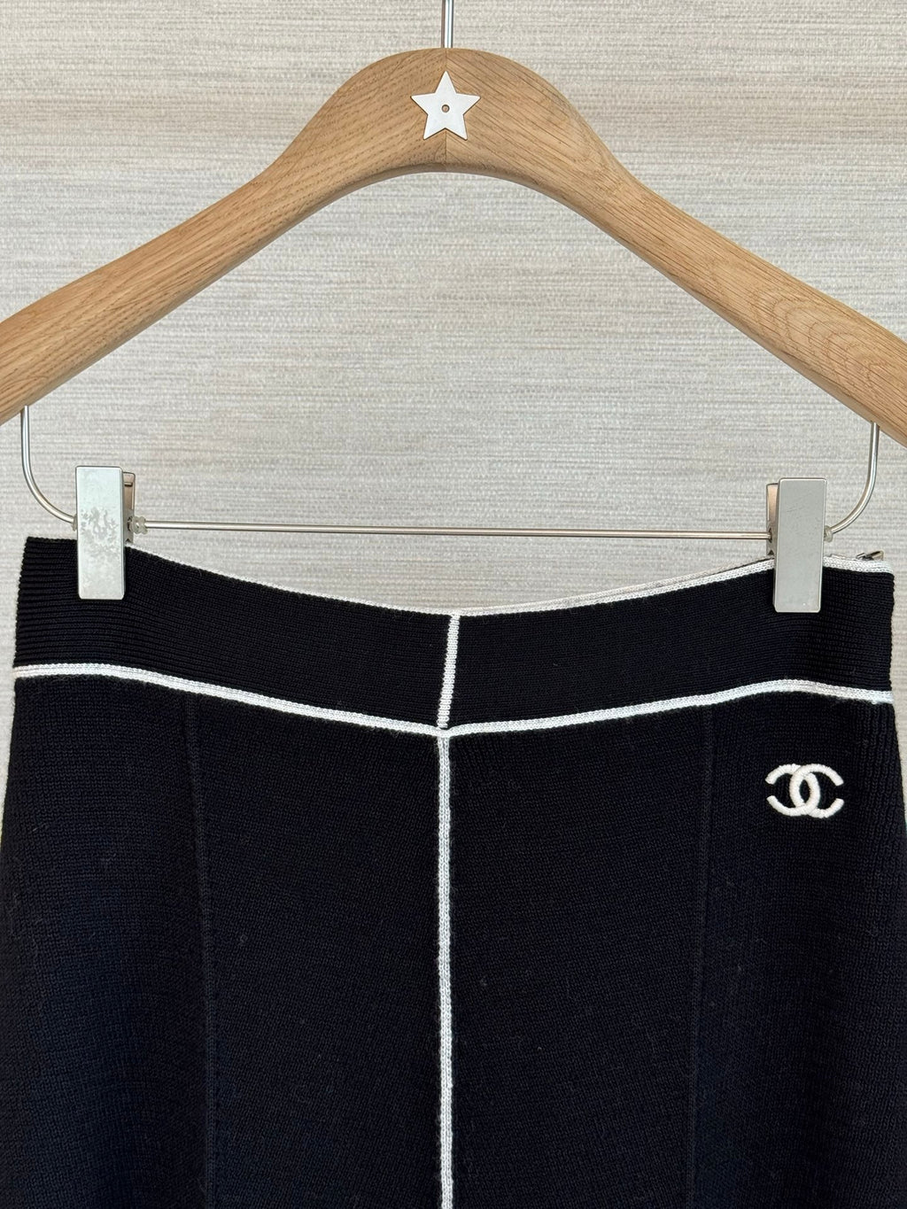 Short-sleeved knit top