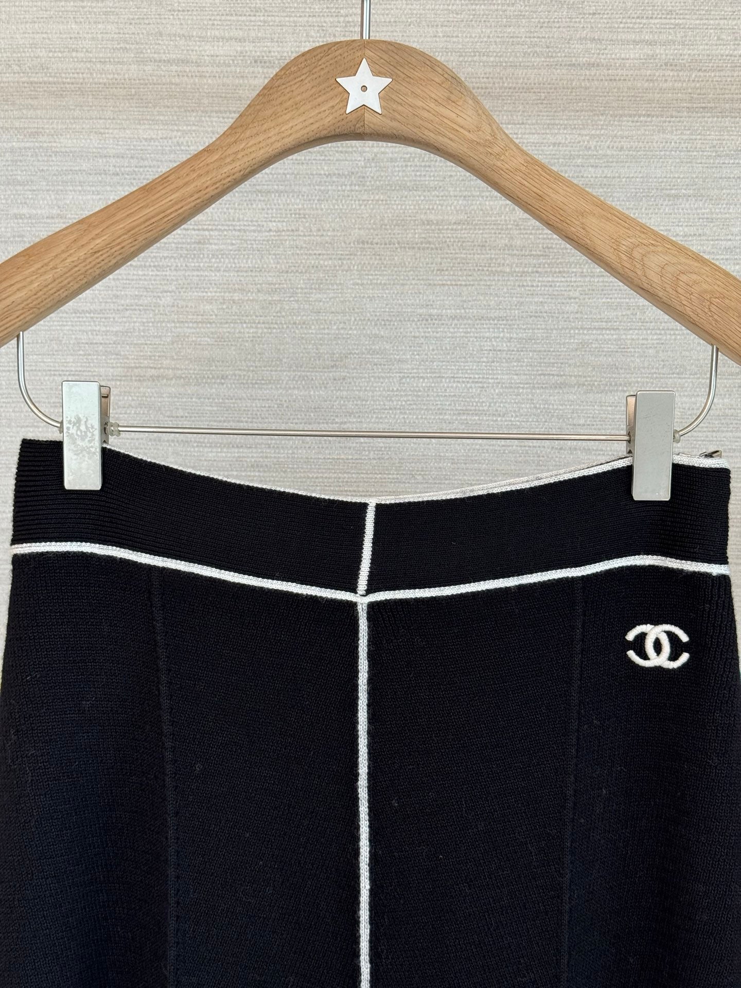 Short-sleeved knit top