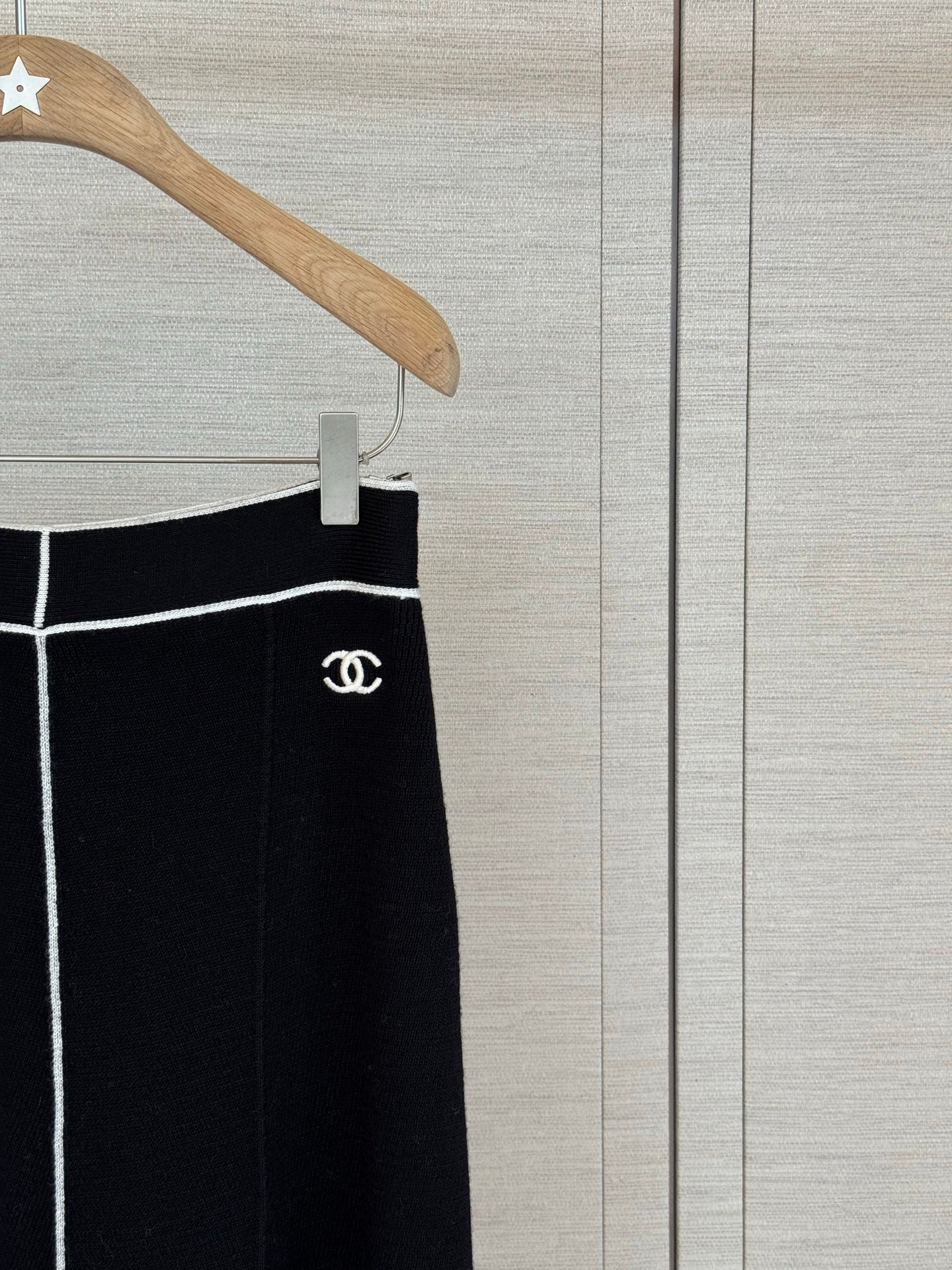 Short-sleeved knit top