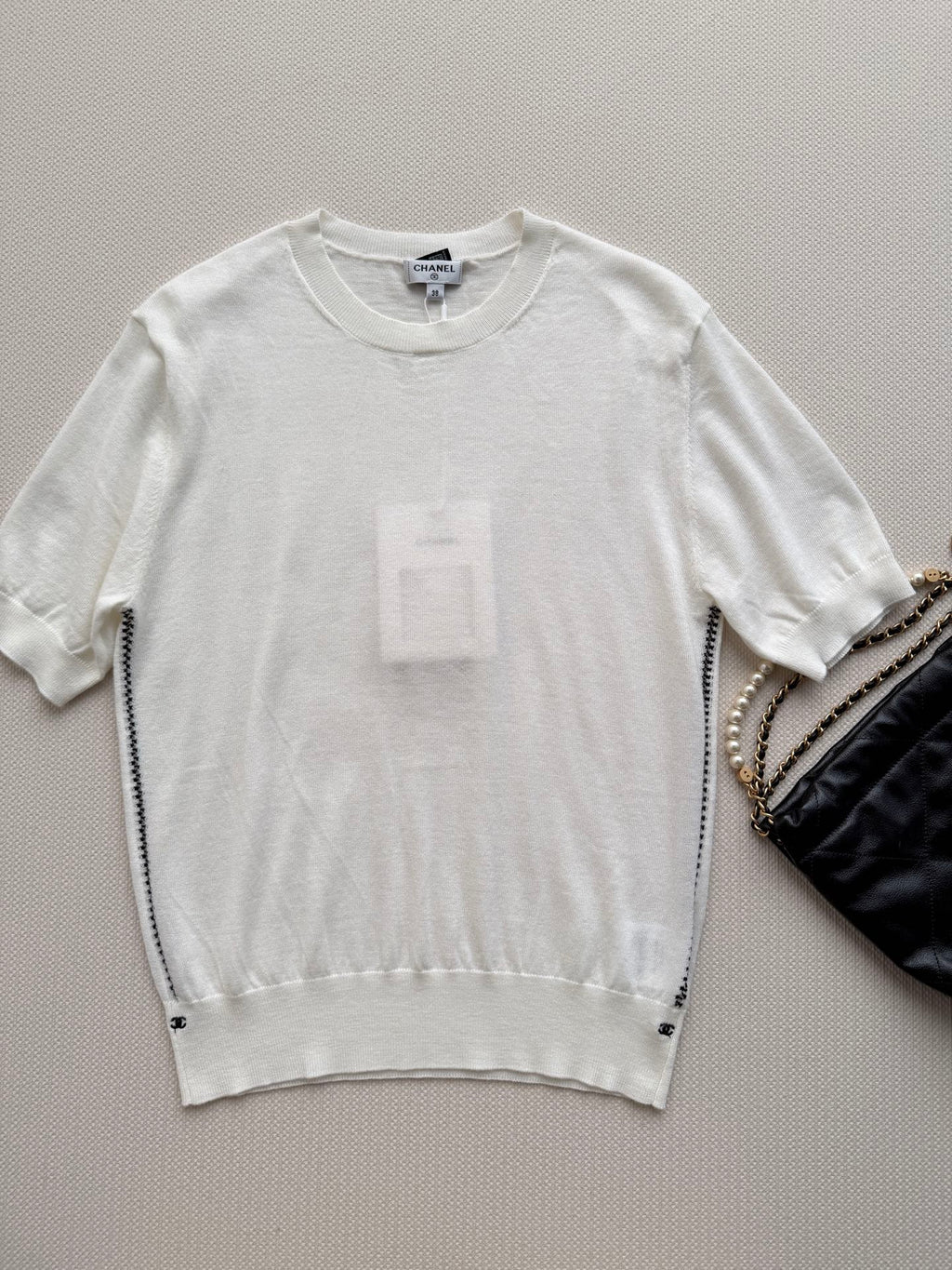 Short-sleeved knit top