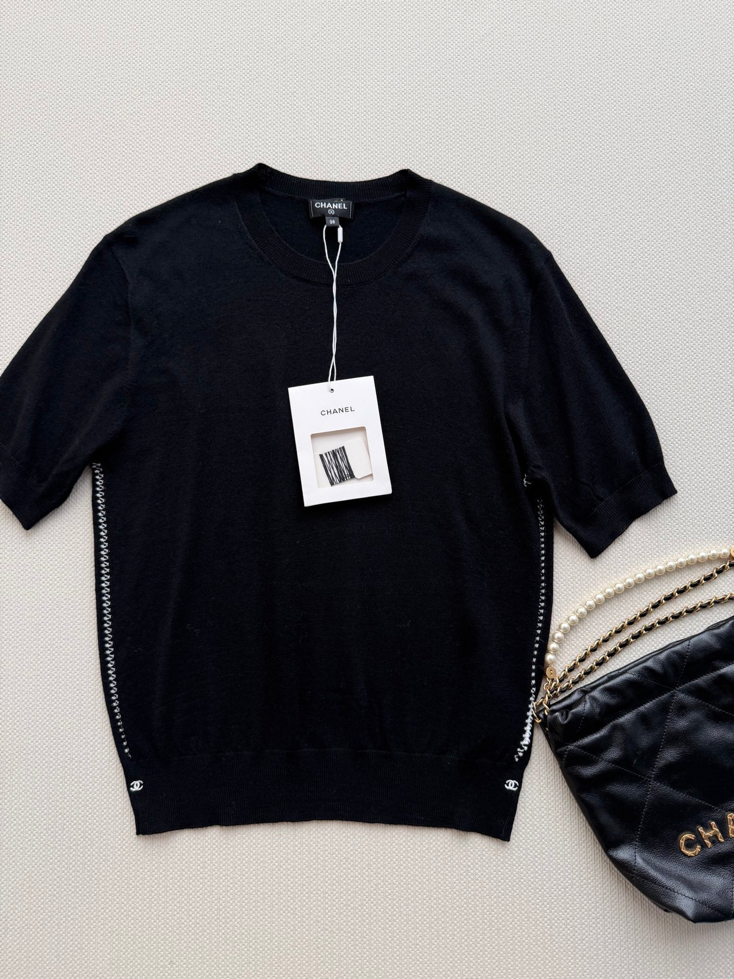 Short-sleeved knit top
