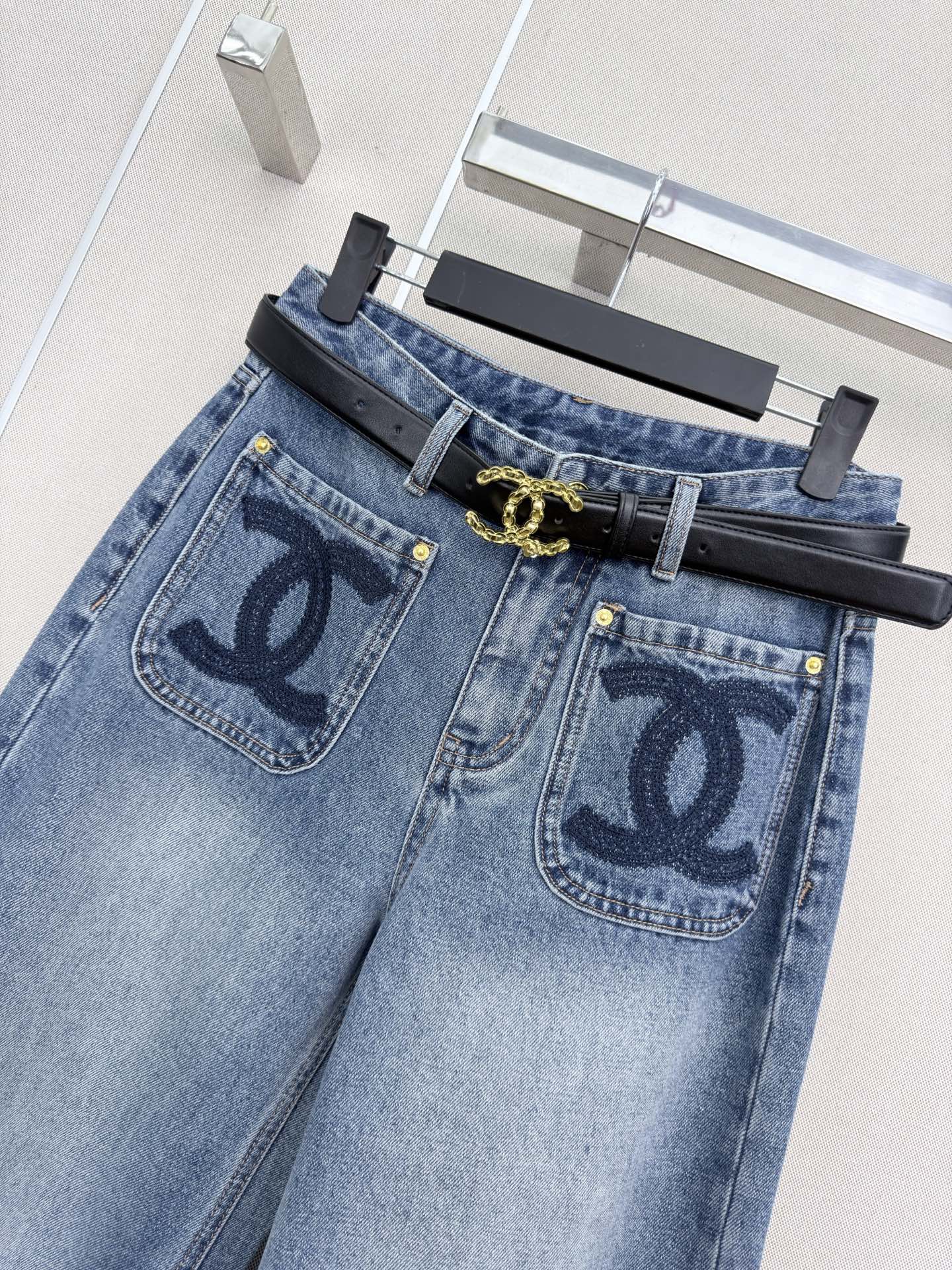 Wide-leg jeans with pockets