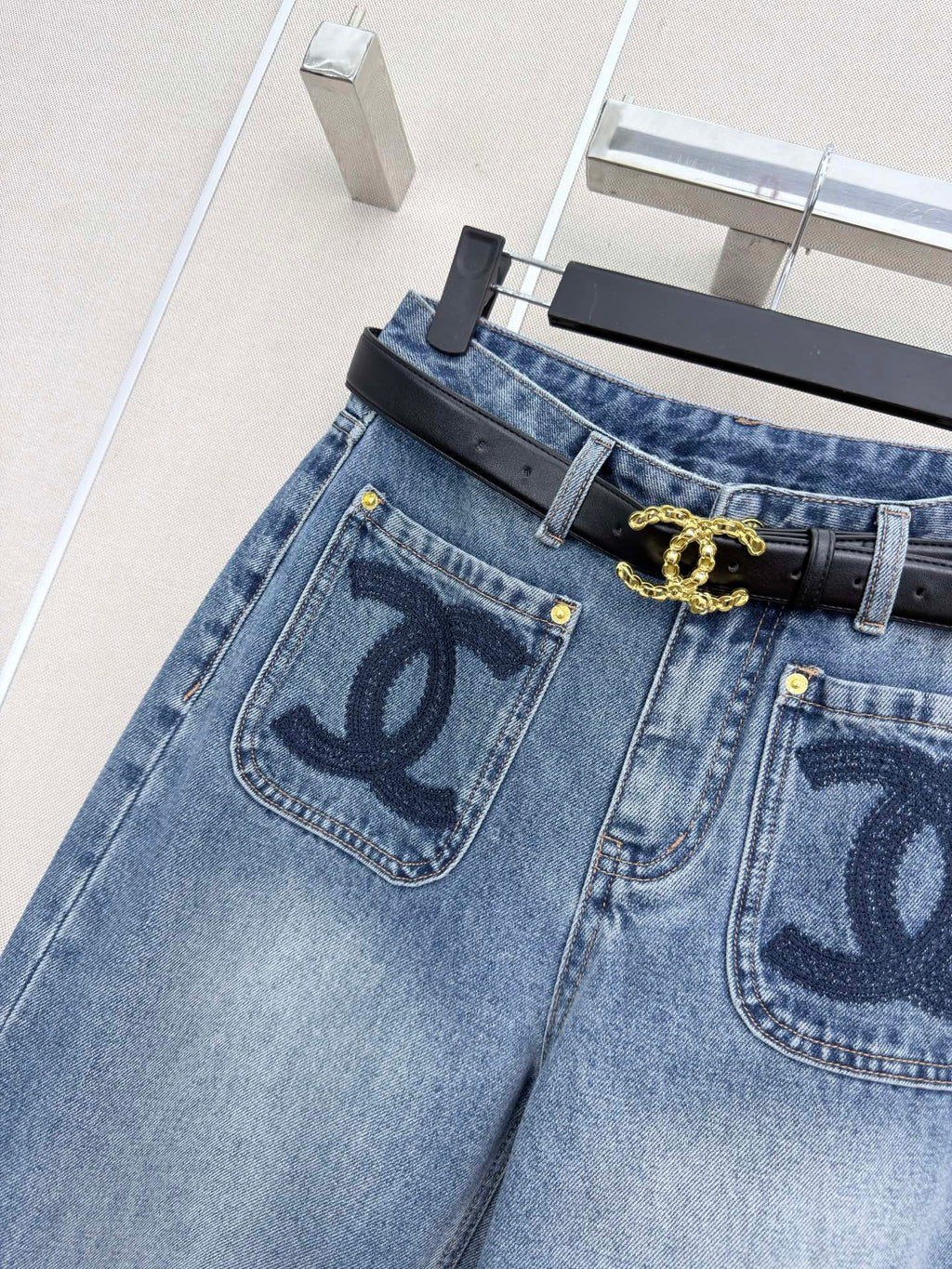 Wide-leg jeans with pockets