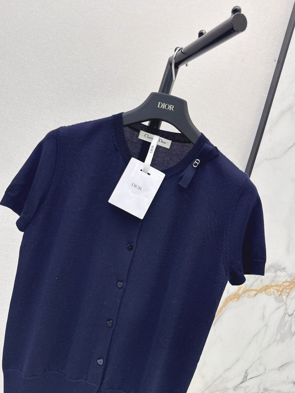 Short-sleeved knit top with a bow-accented round neck