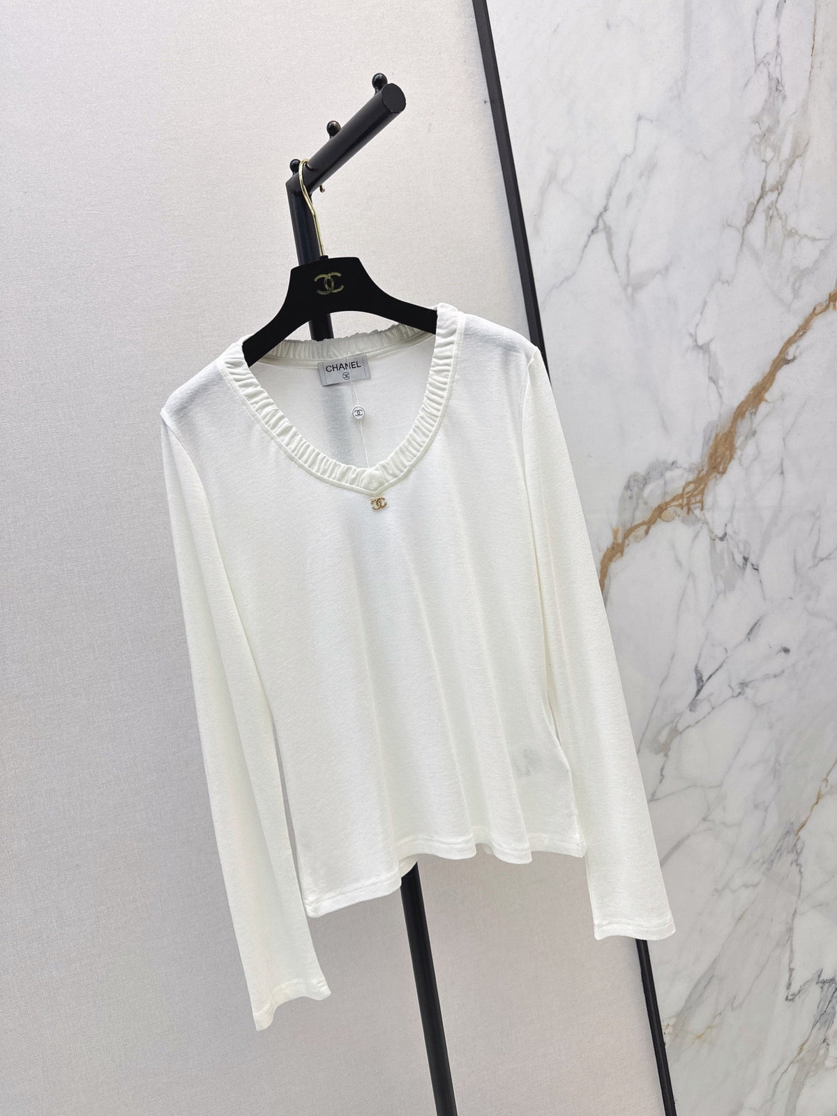 Chanel / 26 Early Autumn New V-Neck Base Shirt