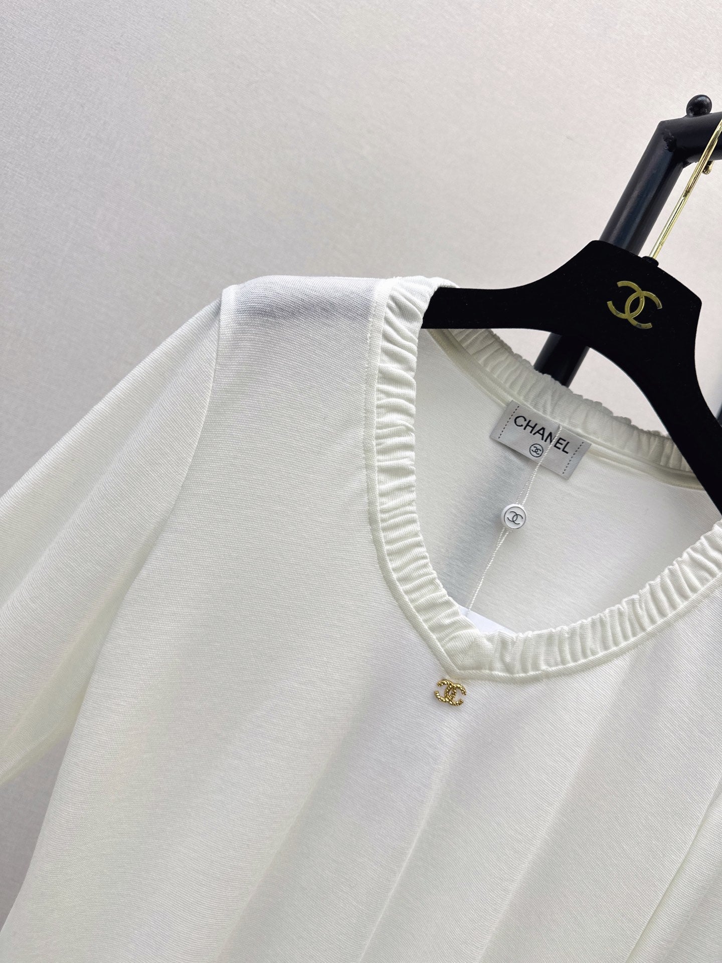 Chanel / 26 Early Autumn New V-Neck Base Shirt