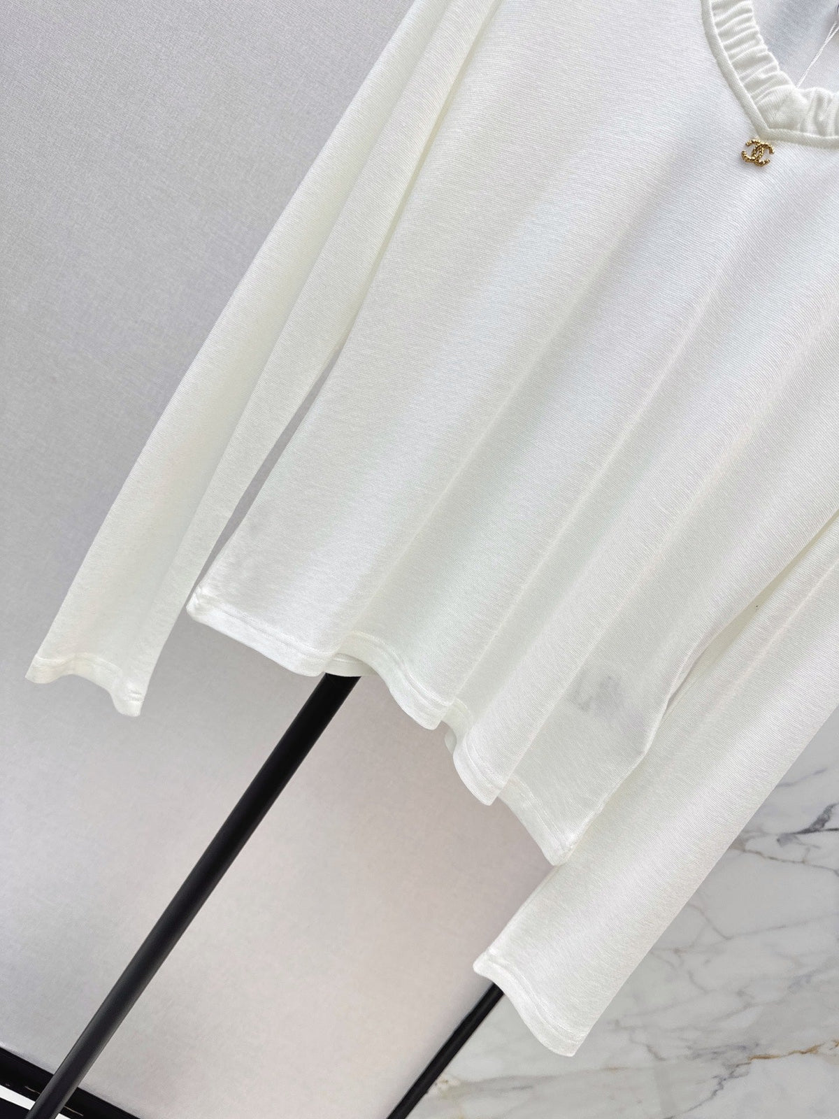 Chanel / 26 Early Autumn New V-Neck Base Shirt