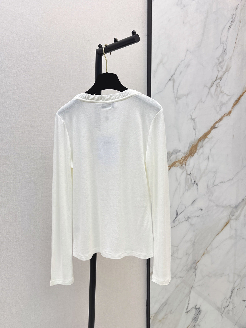 Chanel / 26 Early Autumn New V-Neck Base Shirt