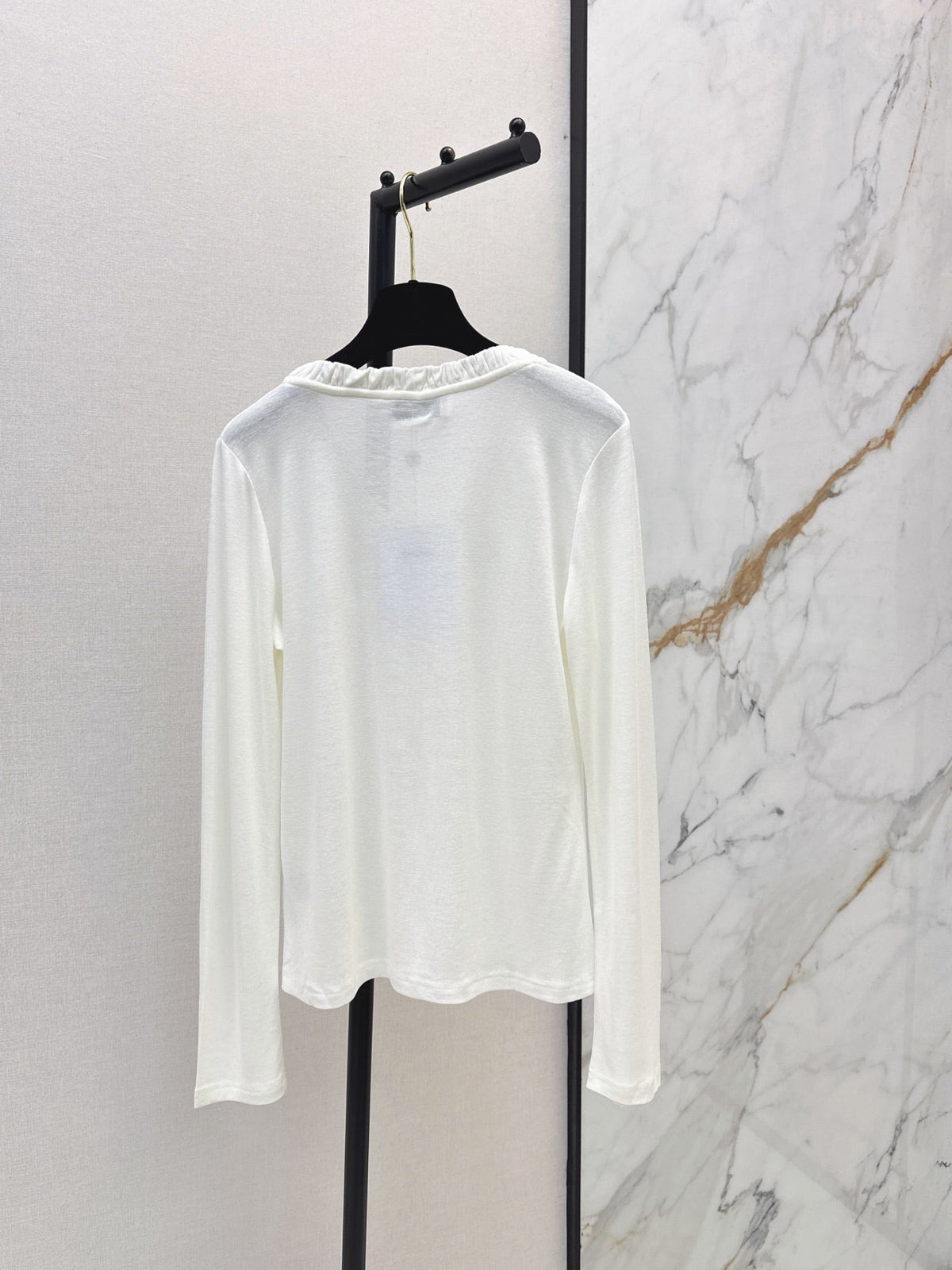 Chanel / 26 Early Autumn New V-Neck Base Shirt