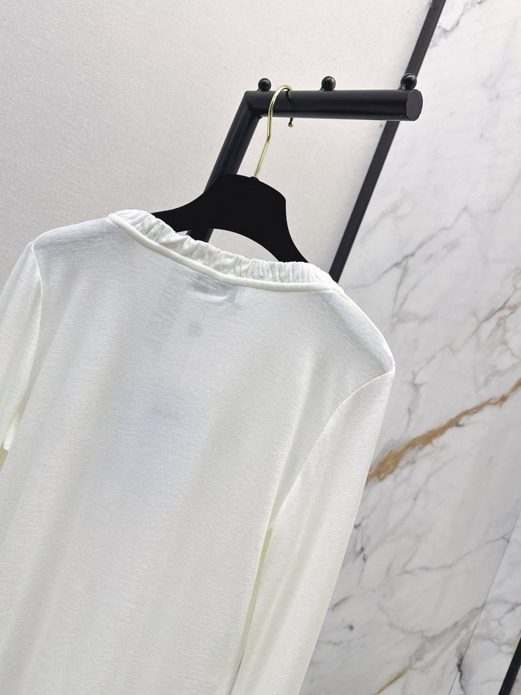 Chanel / 26 Early Autumn New V-Neck Base Shirt
